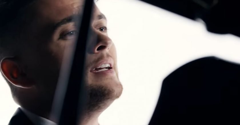 Ο Άγγελος Τσακίρης μας συστήνεται με το πρώτο του single «Εσύ»