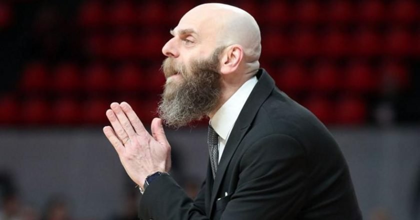 Στην άμυνα του Ολυμπιακού στην τρίτη περίοδο απέδωσε τη συντριβή του ΠΑΟΚ στο ΣΕΦ ο Μάσιμο Καντσελιέρι
