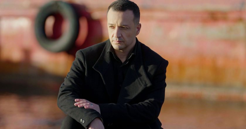 Δυναμική επιστροφή για τον Κωνσταντίνο Μάμαλη με το τραγούδι «Τι μου έχεις κάνει»