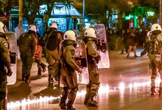 Θεσσαλονίκη: Σοβαρά επεισόδια τα ξημερώματα έξω από το ΑΠΘ – Τραυματίστηκαν δύο αστυνομικοί