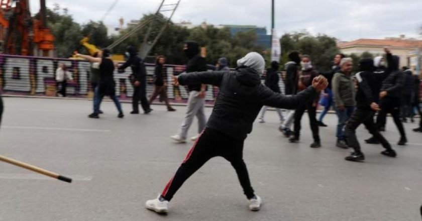 Επεισόδια με τραυματίες στην Εθνική Οδό – Ξύλο μεταξύ οπαδών του ΠΑΟΚ και της ΑΕΚ