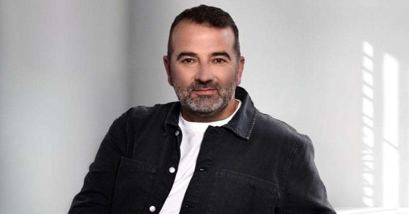 Εντυπωσιάζει το ζεϊμπέκικο του Μιχάλη Ντελή με τίτλο «Χίλιες ζωές»