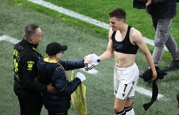 Κωνσταντέλιας και Πήλιος χάρισαν τις φανέλες τους σε φίλο της ΑΕΚ που νίκησε τον καρκίνο!