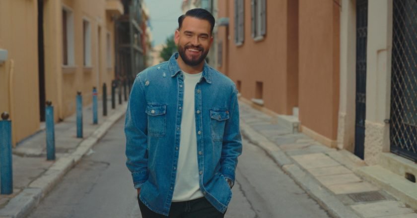 Θοδωρής Ζευγαράς: Ανεβάζει τον ρυθμό με το νέο του τραγούδι «Μια του κλέφτη» (βιντεοκλίπ)