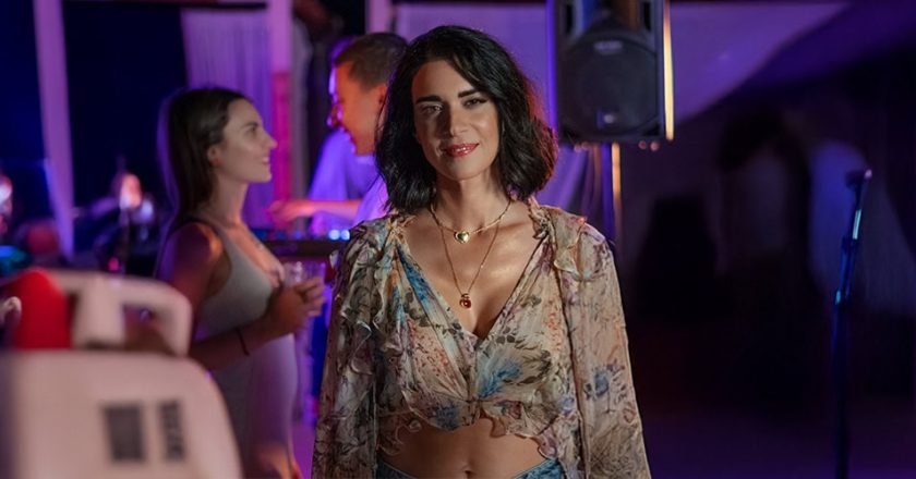 Στέφανη Κρασσά: Εντυπωσιάζει το νέο της τραγούδι με τίτλο «Πιο πολύ»