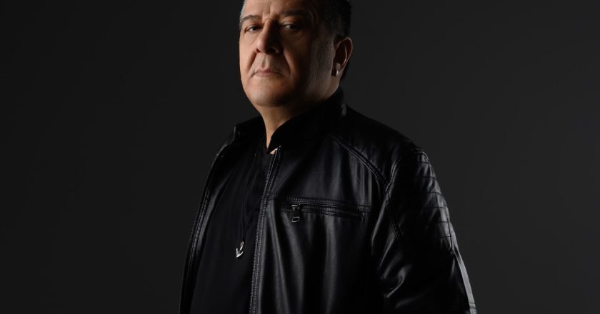 Άλκης Kήρυκος: Μια σπουδαία λαϊκή φωνή σε ένα δυναμικό ζεϊμπέκικο, και «Άδεια Κορμιά» (βιντεοκλίπ)