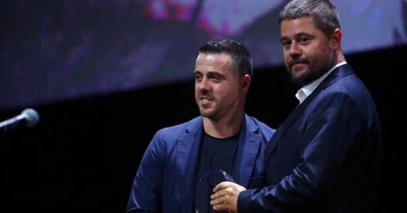 Ο Αντελίνο Βιεϊρίνια βραβεύτηκε στη γιορτή του ΠΣΑΠΠ, με τον Μάκη Γκαγκάτση να του παραχωρεί το βραβείο του