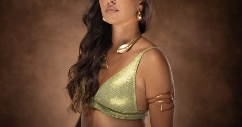 Leonie: Το «Next Big Thing» του πενταγράμμου και της «Hood» που θα αποκαλυφτεί σύντομα και θα προκαλέσει έκπληξη (εικόνες)