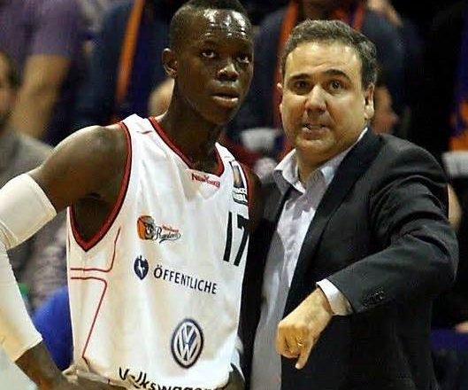 Κώστας Φλεβαράκης: Ο προπονητής που ανέδειξε τον MVP του EuroBasket 2025, Ντένις Σρέντερ