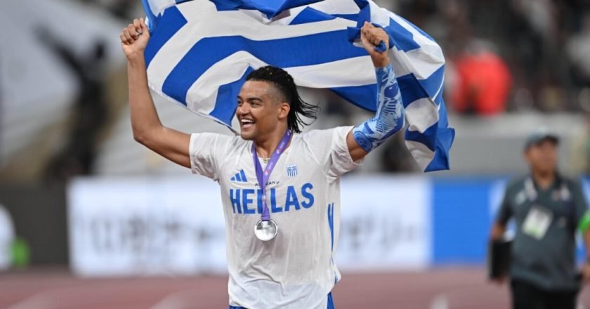 Ο γύρος θριάμβου του «ασημένιου» Καραλή – Τον αποθέωσαν στο στάδιο