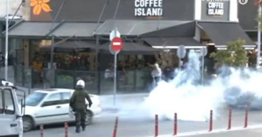 Ένταση και επεισόδια πριν την έναρξη της δίκης για τη δολοφονία Άλκη Καμπανού – Δύο συλλήψεις