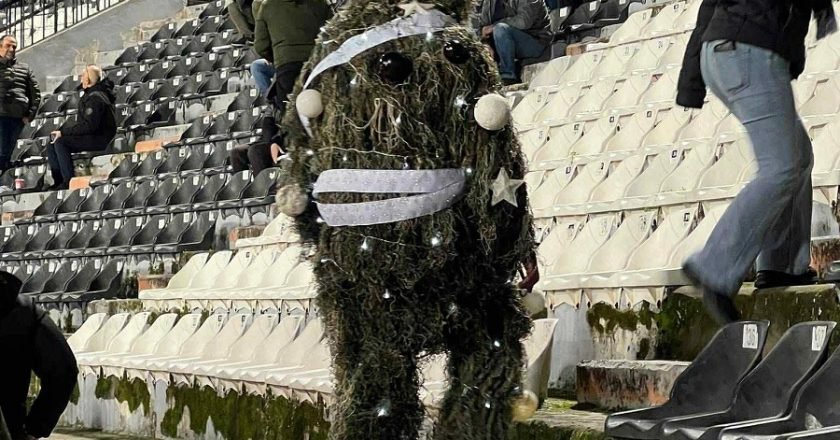 Ένας φίλος του ΠΑΟΚ ντύθηκε ντύθηκε Χριστουγεννιάτικο Δέντρο και πήγε στην Τούμπα
