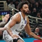 Σε ένα ντέρμπι στο κατάμεστο Παλατάκι με την ατμόσφαιρα να βράζει, ο ΠΑΟΚ γύρισε από το -21, πάλεψε ως το τέλος, αλλά ηττήθηκε 69-74 από τον Παναθηναϊκό