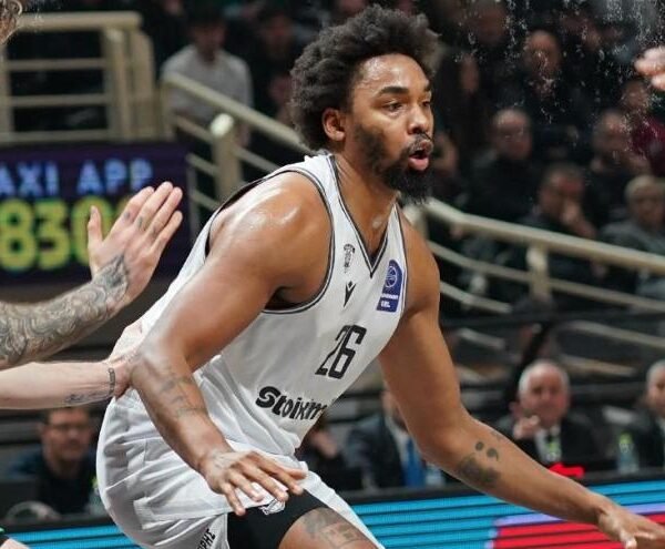 Σε ένα ντέρμπι στο κατάμεστο Παλατάκι με την ατμόσφαιρα να βράζει, ο ΠΑΟΚ γύρισε από το -21, πάλεψε ως το τέλος, αλλά ηττήθηκε 69-74 από τον Παναθηναϊκό