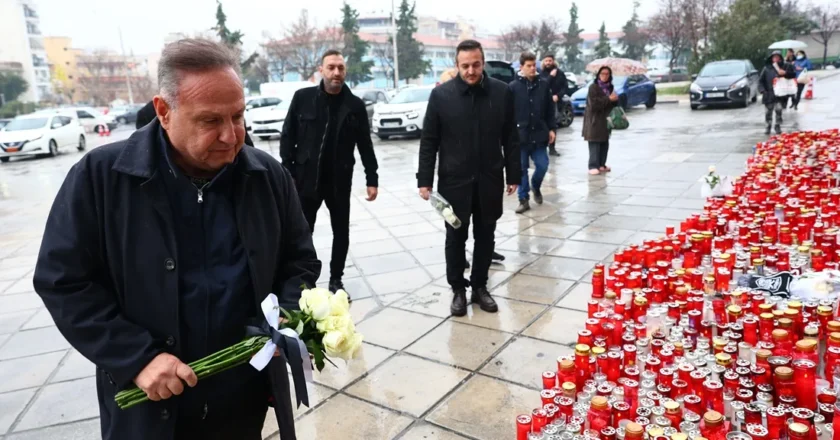 Στο αυτοσχέδιο μνημείο που έχει στηθεί έξω από το γήπεδο της Τούμπας, βρέθηκε ο Στέλιος Αγγελούδης