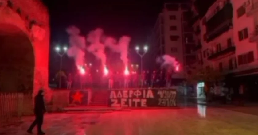 Η Θύρα 4 τίμησε με πυρσούς τους επτά οπαδούς του ΠΑΟΚ που σκοτώθηκαν στη Ρουμανία (βίντεο)