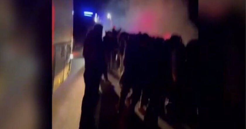 Ρουμανία: Φίλοι του ΠΑΟΚ τραγουδούν συνθήματα στο σημείο της τραγωδίας