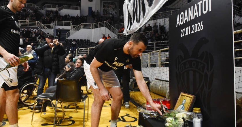 Συγκίνηση στο «PAOK Sports Arena» – Άφησαν λουλούδια πριν το ματς