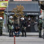 Θεσσαλονίκη: Υπό κράτηση οι οκτώ για το επεισόδιο στα δημοσιογραφικά της Τούμπας – Αναβλήθηκε η δίκη