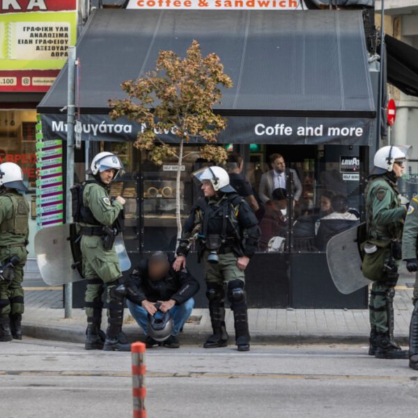 Θεσσαλονίκη: Υπό κράτηση οι οκτώ για το επεισόδιο στα δημοσιογραφικά της Τούμπας – Αναβλήθηκε η δίκη