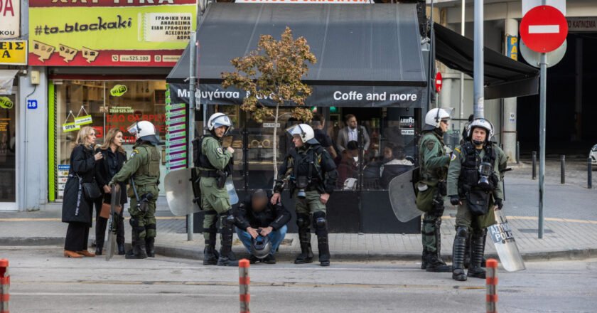 Θεσσαλονίκη: Υπό κράτηση οι οκτώ για το επεισόδιο στα δημοσιογραφικά της Τούμπας – Αναβλήθηκε η δίκη