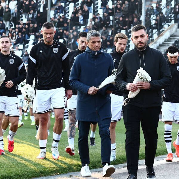 ΠΑΟΚ – Λεβαδειακός: Λουλούδια και στεφάνια στην Τούμπα για τον Κλεομένη – Χειροκρότημα στο 20΄