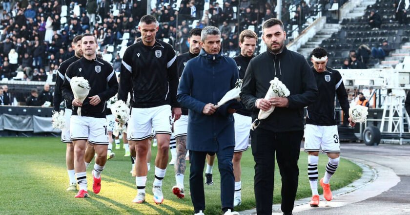 ΠΑΟΚ – Λεβαδειακός: Λουλούδια και στεφάνια στην Τούμπα για τον Κλεομένη – Χειροκρότημα στο 20΄