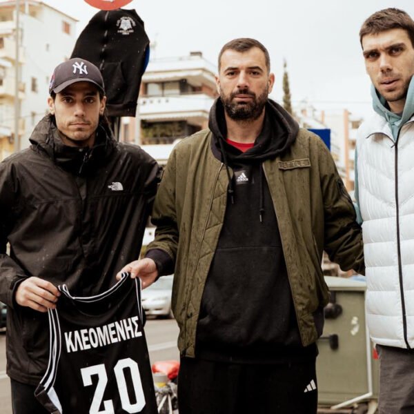 ΠΑΟΚ:Στο σημείο της δολοφονίας του Κλεομένη, οι καλαθοσφαιριστές του Δικεφάλου