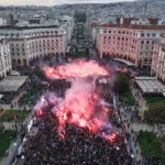 19:26: Χιλιάδες κόσμου έβαλαν φωτιά στην πλατεία Αριστοτέλους για τα 100 χρόνια του ΠΑΟΚ