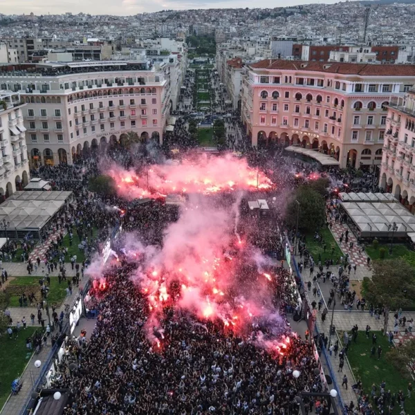 19:26: Χιλιάδες κόσμου έβαλαν φωτιά στην πλατεία Αριστοτέλους για τα 100 χρόνια του ΠΑΟΚ