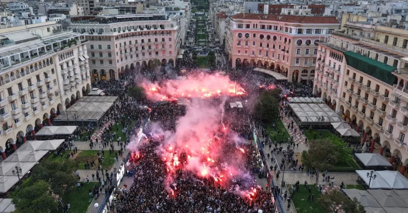 19:26: Χιλιάδες κόσμου έβαλαν φωτιά στην πλατεία Αριστοτέλους για τα 100 χρόνια του ΠΑΟΚ