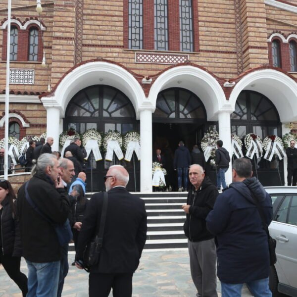 Σε κλίμα οδύνης η κηδεία του Στέφανου Μπορμπόκη