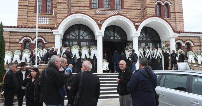 Σε κλίμα οδύνης η κηδεία του Στέφανου Μπορμπόκη