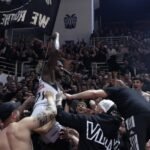 Αγκαλιά με τον κόσμο του ΠΑΟΚ ο Μπέβερλι, ανέβηκε στην εξέδρα!