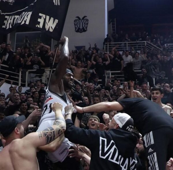 Αγκαλιά με τον κόσμο του ΠΑΟΚ ο Μπέβερλι, ανέβηκε στην εξέδρα!