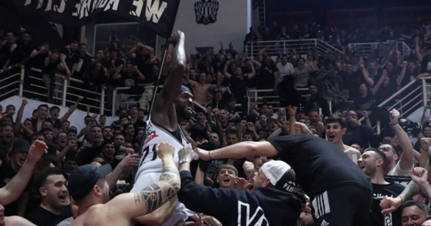 Αγκαλιά με τον κόσμο του ΠΑΟΚ ο Μπέβερλι, ανέβηκε στην εξέδρα!