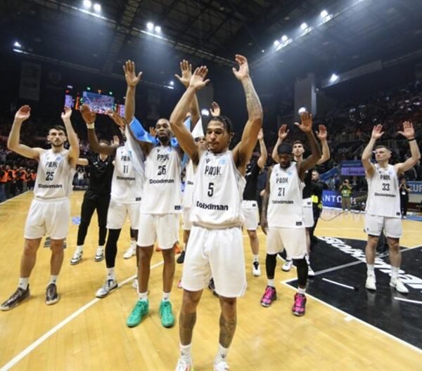 Οι παίκτες του ΠΑΟΚ πανηγύρισαν έξαλλα τη νίκη επί της Μπιλμπάο μαζί με τον κόσμο που κατέκλυσε το Παλατάκι