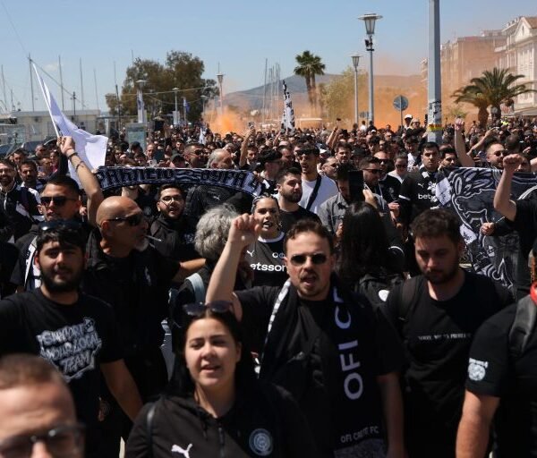 Βόλος: «Ζέσταμα» πριν τον τελικό σε καφέ και τσιπουράδικα για τους φιλάθλους του ΠΑΟΚ και του ΟΦΗ