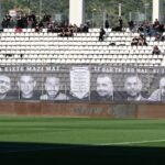 Πανθεσσαλικό: Στεφάνια από οπαδούς του ΟΦΗ για τους 7 αδικοχαμένους φίλους του ΠΑΟΚ