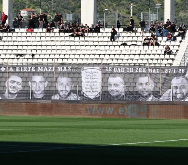 Πανθεσσαλικό: Στεφάνια από οπαδούς του ΟΦΗ για τους 7 αδικοχαμένους φίλους του ΠΑΟΚ