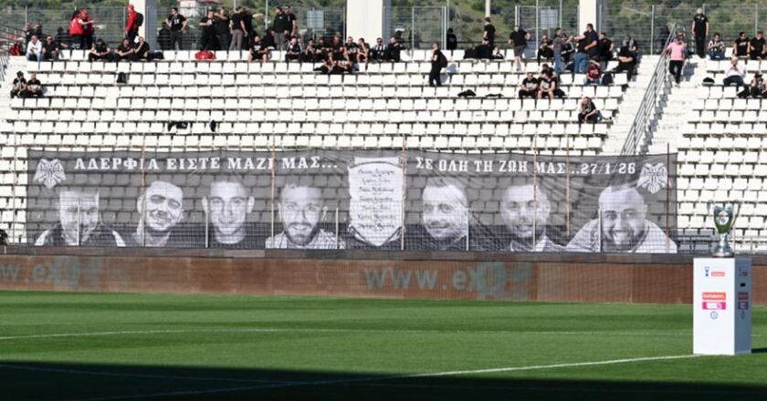 Πανθεσσαλικό: Στεφάνια από οπαδούς του ΟΦΗ για τους 7 αδικοχαμένους φίλους του ΠΑΟΚ