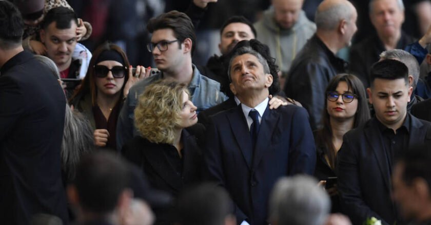 Η Ρουμανία πενθεί για το χαμό του Μιρτσέα Λουτσέσκου – Συνεχίζεται το λαϊκό προσκύνημα-LIVE