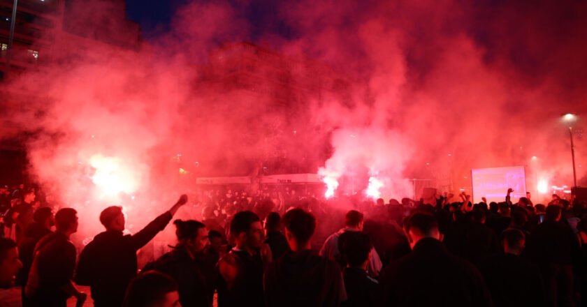 Έκαναν «Παλατάκι» την πλατεία Ναυαρίνου οι φίλοι του ΠΑΟΚ