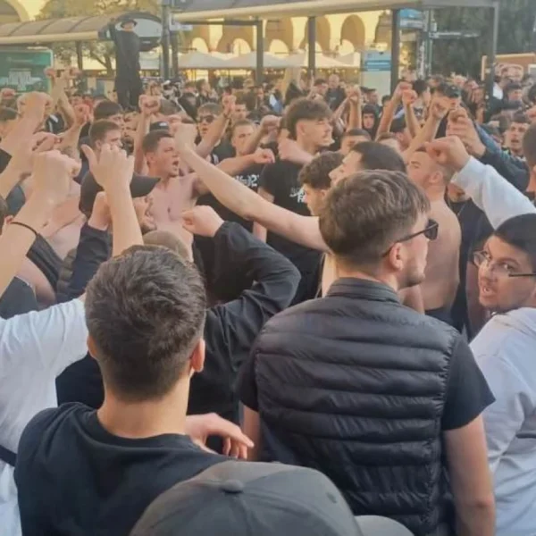 ΠΑΟΚ: Στήθηκε ασπρόμαυρη κερκίδα στην πλατεία Αριστοτέλους (βίντεο)