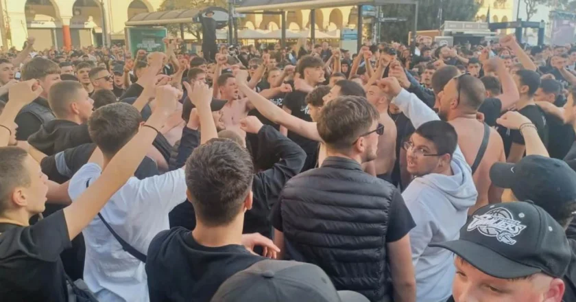 ΠΑΟΚ: Στήθηκε ασπρόμαυρη κερκίδα στην πλατεία Αριστοτέλους (βίντεο)