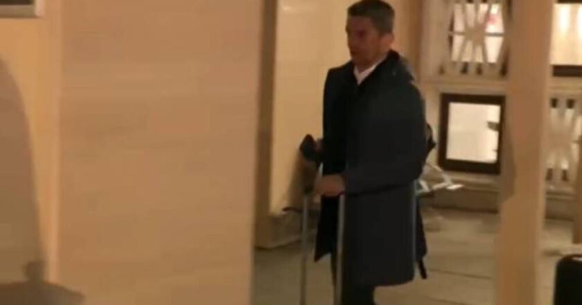 Στο Βουκουρέστι βρίσκεται ήδη ο Ραζβάν Λουτσέσκου, προκειμένου να σταθεί δίπλα στον πατέρα του, Μιρτσέα