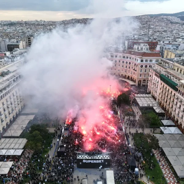 ΠΑΟΚ – Εντυπωσιακές εικόνες από τη λαοθάλασσα στην πλατεία Αριστοτέλους