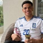 Με τη νέα φανέλα της Εθνικής Ελλάδας και με ένα πλατύ χαμόγελο, ο Τάισον, απέστειλε τις ευχές του για την ημέρα του Πάσχα