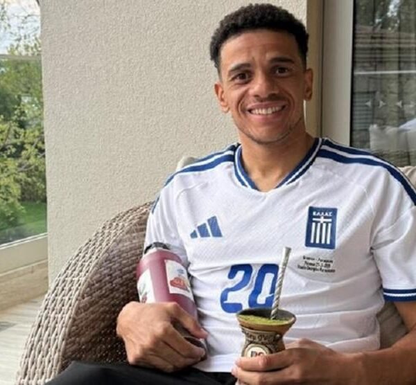 Με τη νέα φανέλα της Εθνικής Ελλάδας και με ένα πλατύ χαμόγελο, ο Τάισον, απέστειλε τις ευχές του για την ημέρα του Πάσχα