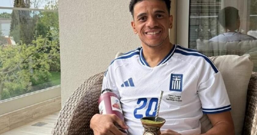 Με τη νέα φανέλα της Εθνικής Ελλάδας και με ένα πλατύ χαμόγελο, ο Τάισον, απέστειλε τις ευχές του για την ημέρα του Πάσχα